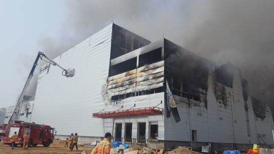 ▲ 25일 오전 화재가 발생한 인천공항 외곽 GDK기내식 신축공사 현장. ⓒ인천소방본부