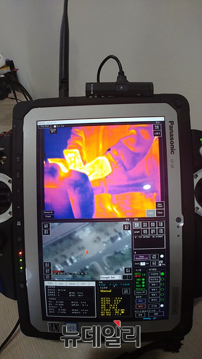 ▲ 실시간 영상 전송과 열화상 카메라 운용이 가능한 조종기 및 그라운드 스테이션 컴퓨터 ⓒ뉴데일리 오세진