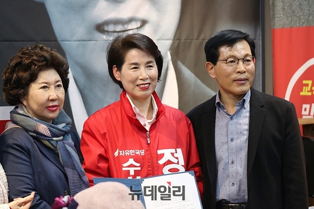 ▲ 정순천 수성구청장 예비후보가 24일 선거사무소 개소식에서 기념촬영을 하고 있다.ⓒ뉴데일리