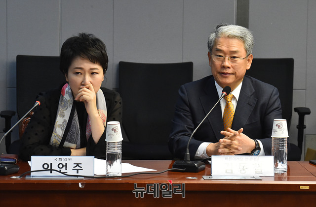 ▲ 바른미래당 이언주 의원이 26일 의원회관에서 남북·미북정상회담 국면을 주제로 토론회를 열었다. 같은 당 김동철 원내대표가 참석해 축사를 하고 있다. ⓒ뉴데일리 이종현 기자