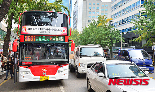 ▲ 경기도는 26일부터 5월 18일까지 8주간 시행할 '2018년도 버스분야 안전운행 점검 및 봄맞이 대청소'계획을 26일 발표했다. 경기도는 합동점검반을 구성해 중점 점검사항으론 ▲운전자 과로예방 대책 ▲재생타이어 사용금지 준수 여부 ▲배차간격 준수 여부 ▲청결상태 ▲사고대비체계 구축 여부 등이 있고, 합동점검반은 이에 대한 실태조사에 나선다. 점검반 관계자는 