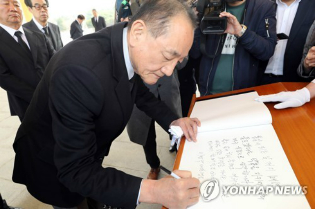 ▲ 김효재 전 청와대 정무수석이 26일 국립대전현충원에서 이명박 전 대통령을 대리해 방명록을 작성하고 있다. ⓒ연합뉴스 사진DB