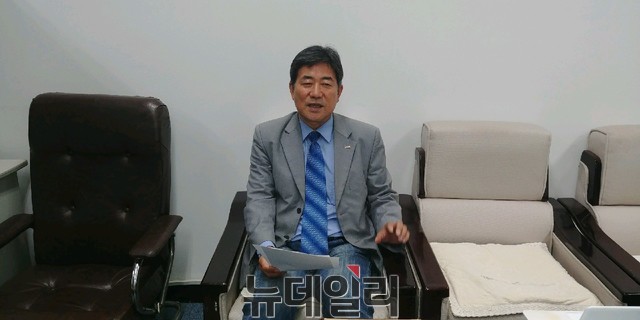 ▲ 이강철 전 대전시의원이 26일 대전시의회에서 대전 서구청장선거에 무소속 출마를 선언하고 있다.ⓒ김창견 기자