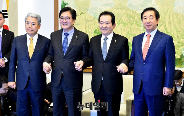 ▲ 26일 국회에서 회동을 갖는 바른미래당 김동철 원내대표, 더불어민주당 우원식 원내대표, 정세균 국회의장, 자유한국당 김성태 원내대표. ⓒ뉴데일리 이종현 기자