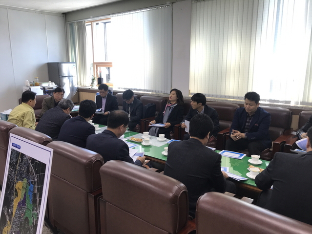 ▲ 지적재조사 기획관은 흥해읍 사무소에서 특별재생지역 도시재생사업현황과 지적재조사사업의 연계 가능성에 대한 설명을 청취했다. ⓒ포항시