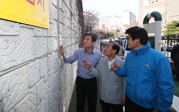 ▲ 포항시는 26일, 각종 재난재해 및 안전사고 예방을 위해 범국가적으로 진행하고 있는 국가안전대진단의 일환으로 아파트를 비롯한 집단주거시설 등을 대상으로 현장점검을 펼쳤다.ⓒ포항시