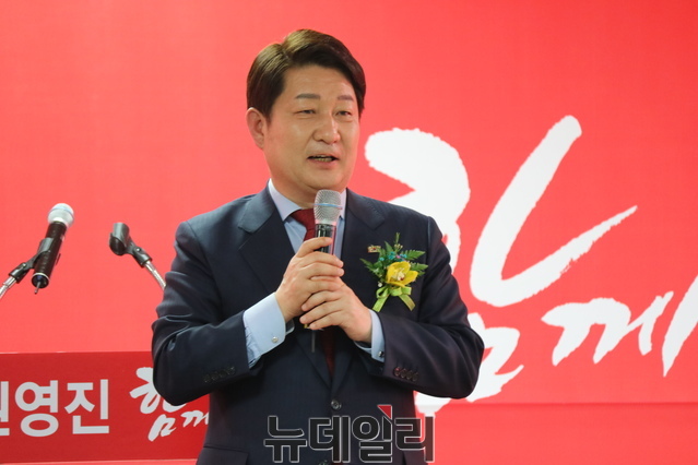 ▲ 권영진 예비후보측이 3명 후보들이 권 후보를 제외하고 단일화를 추진 한 것을 두고 “단일화에 매몰돼 정책대결을 실종한 것으로 정치야합”이라고 지적했다.ⓒ뉴데일리