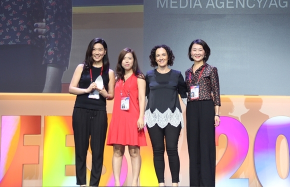 ▲ '애드페스트 2018'에서 '스톱 다운로드킬' 캠페인으로 이펙티브상을 수상한 제일기획 직원들이 데리 심슨(Derry Simpson) 심사위원장(왼쪽에서 세번째)과 기념 촬영을 하고 있다. ⓒ제일기획