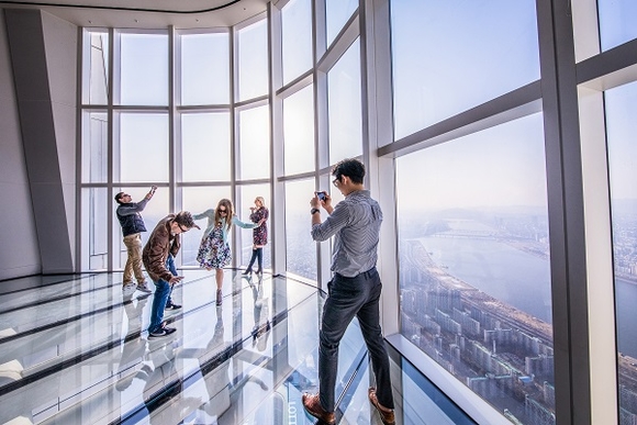 ▲ 서울스카이 스카이데크. ⓒ롯데월드