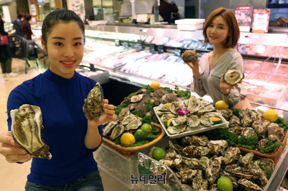 ▲ 신세계백화점에서 선보이는 벚굴을 모델들이 선보이고 있다. ⓒ신세계백화점