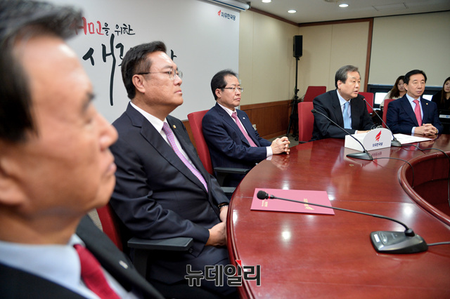 ▲ 자유한국당 경제파탄대책특별위원장으로 위촉된 정진석 전 원내대표가 홍준표 대표, 김무성 전 대표최고위원 등과 함께 회의를 하고 있다. 정진석 전 원내대표는 당과 경찰의 '개싸움'이 벌어지던 와중인 26일 확대원내대책회의에 불참했다. ⓒ뉴데일리 공준표 기자