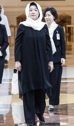 ▲ 김정숙 여사가 24일 아랍에미리트연합 방문 중 히잡을 착용했다. ⓒ뉴시스