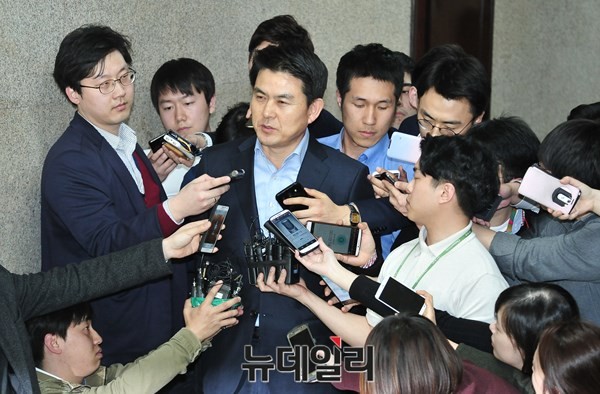 ▲ 자유한국당 김태호 전 최고위원은 최근 경남 권역 몇몇 의원들과 만찬 회동을 함께 하며 경남지사 출마 가능성을 타진해봤으나, 도내 의원들의 의견이 합치되지 않은 것으로 전해졌다. ⓒ뉴데일리 이종현 기자