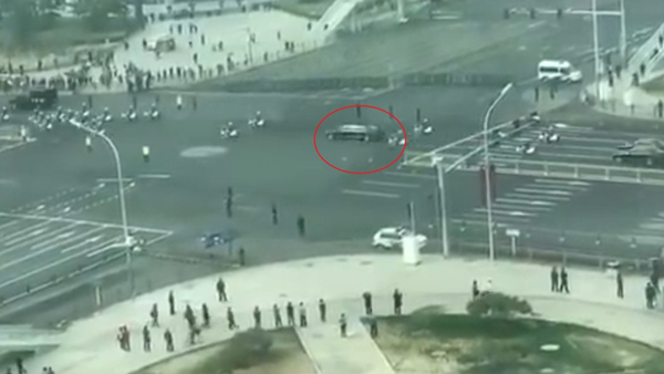 ▲ 베이징 도심에서 검은색 차량들이 오토바이 경호대와 함께 지나가는 모습. ⓒ뉴시스 DB