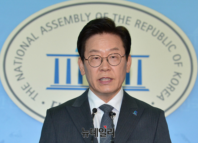 ▲ 이재명 성남시장이 27일 오전 국회 정론관에서 6·13 지방선거 경기도지사 출마 기자회견을 하고 있다. ⓒ뉴데일리 공준표 기자