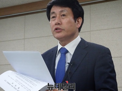 ▲ 6·13 지방선거 충북교육감 선거에 나선 황신모 예비후보가 27일 충북교육청 기자실에서 후보단일화와 관련해 입장을 밝히고 있다.ⓒ이민기 기자