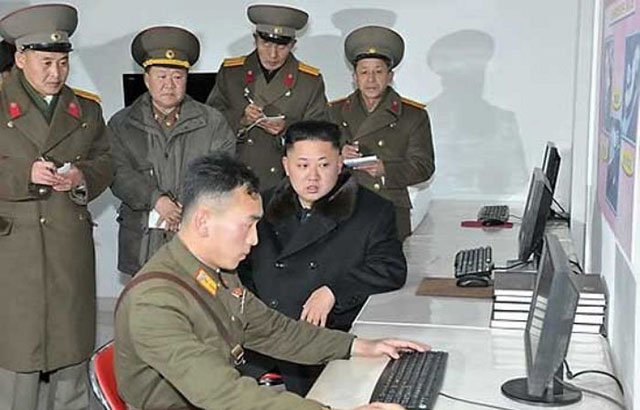 ▲ 북한군 사이버 부대를 찾아 간 김정은. ⓒ연합뉴스. 무단전재 및 재배포 금지.