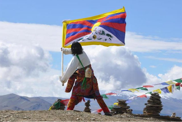 티벳 국기를 흔드는 소녀. 中공산당이 금기시 하는 주제 가운데 하나가 '프리 티벳' 즉 티벳 독립이다. ⓒ프리 티벳 지지단체 '다르마 네이션' 홈페이지 캡쳐.