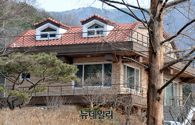 ▲ 경기 수원 광교산에 위치한 고은 시인의 거처 문화향수의 집. 그는 '미투' 운동에 따른 성추문이 불거진 후 칩거 중인 것으로 알려졌다. ⓒ뉴데일리 공준표 기자