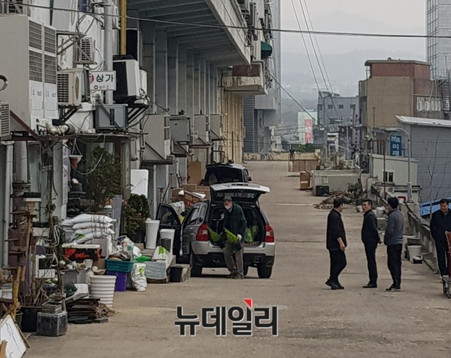 ▲ 서울 중구에 위치한 진양상가 3층 보행데크 위로 운송차량이 드나드는 모습.ⓒ뉴데일리 임혜진 기자