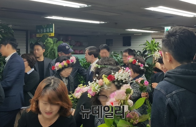 ▲ 27일 오전 박원순 서울시장이 '다시세운 프로젝트' 사업 계획 발표를 위해 중구에 위치한 진양상가 일대를 찾은 모습. 이 과정에서 일부 상인들이 격렬히 항의해 장내가 소란스러워지기도 했다.ⓒ뉴데일리 임혜진 기자