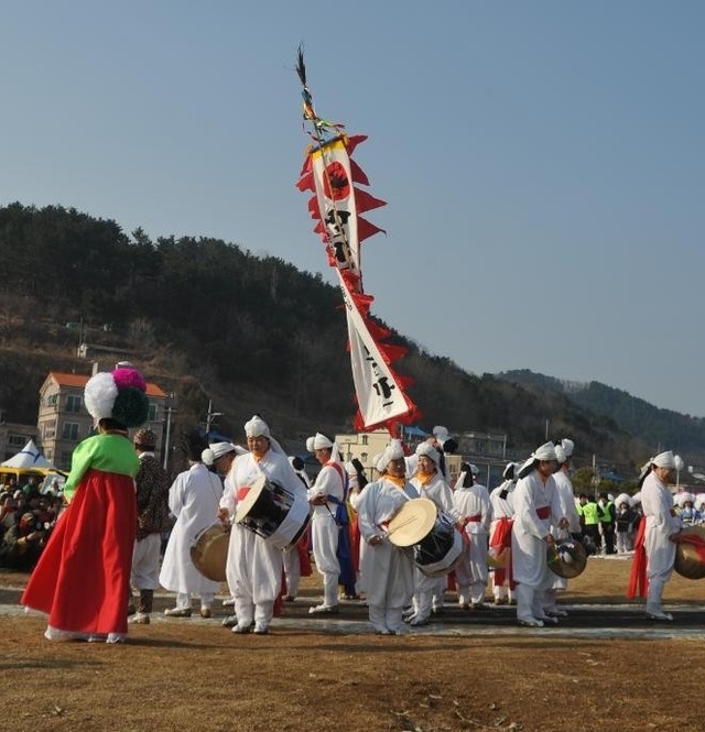 ▲ 지난 23일 강구해파랑공원 특설무대에서 열린 경연대회에서 달산면 풍물단 공연장면.ⓒ영덕군