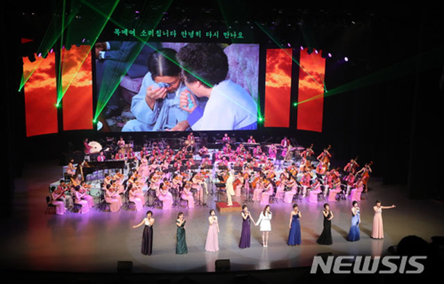 오는 4월 1일로 예정된 한국 예술단의 평양 공연에 대한 구체적인 내용이 공개됐다. 사진은 지난 2월 북한 예술단의 한국 공연 모습. ⓒ뉴시스. 무단전재 및 재배포 금지.