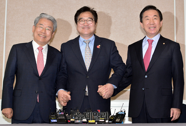 ▲ 김성태 자유한국당, 우원식 더불어민주당, 김동철 바른미래당 원내대표가 27일 오후 국회에서 열린 3당 원내대표 개헌 관련 회동에 앞서 포즈를 취하고 있다. ⓒ뉴데일리 공준표 기자