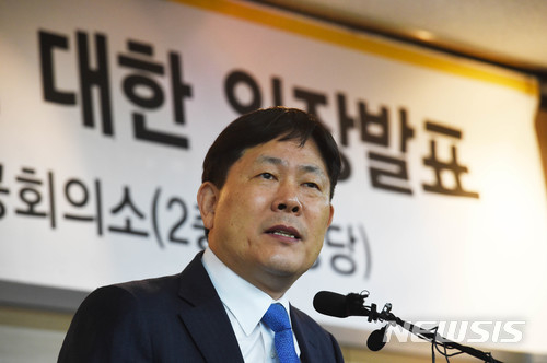 ▲ 타이어뱅크 김정규 회장이 27일 오전 대전 서구 둔산동 상공회의소 회의실에서 금호타이어 인수에 대한 입장을 발표하고 있다.ⓒ 뉴시스