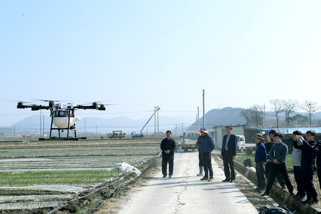 ▲ 영천시는 영천시 임고면 우항리 김○○ 양파재배 포장 2만3,000㎡에 수확기 이전까지 드론을 활용, 3~4회 정도 약제 살포가 이뤄질 계획으로 27일 첫 약제 살포를 실시했다.ⓒ영천시