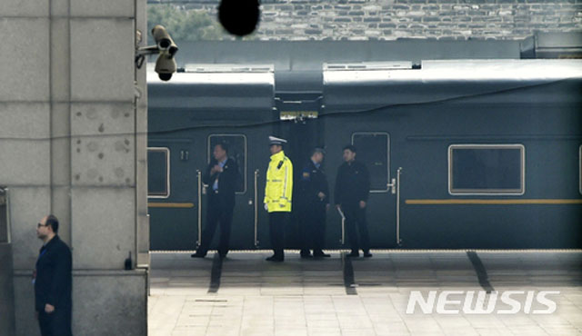 ▲ 中베이징 역에 정차해 있는 북한 특별열차. 객차 수가 21량이나 된다. 과거 김정일이 썼던 특별열차는 전시 중이라고 한다. ⓒ뉴시스-AP. 무단전재 및 재배포 금지.