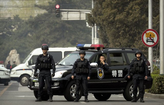 ▲ 중국을 찾은 김정은 일행이 움직이거나 머무는 곳마다 사진처럼 무경 특경대가 무장을 한 채 통제를 했다고 한다. ⓒ뉴시스-AP. 무단전재 및 재배포 금지.