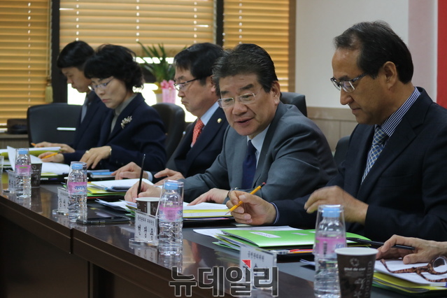 ▲ 강석호 자유한국당 경북도당 공천관리위원장을 비롯한 공관위 위원들이 면접에 앞서 서류를 살펴보고 있다.ⓒ뉴데일리