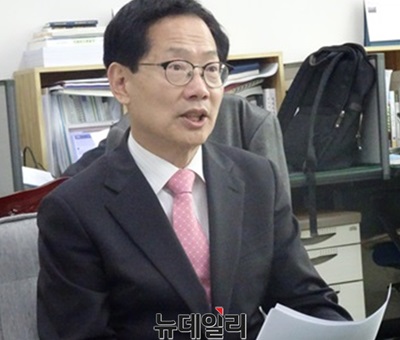 ▲ 더불어민주당 오제세 의원이 28일 충북도 기자실에서 공천룰과 관련해 입장을 밝히고 있다.ⓒ이민기 기자