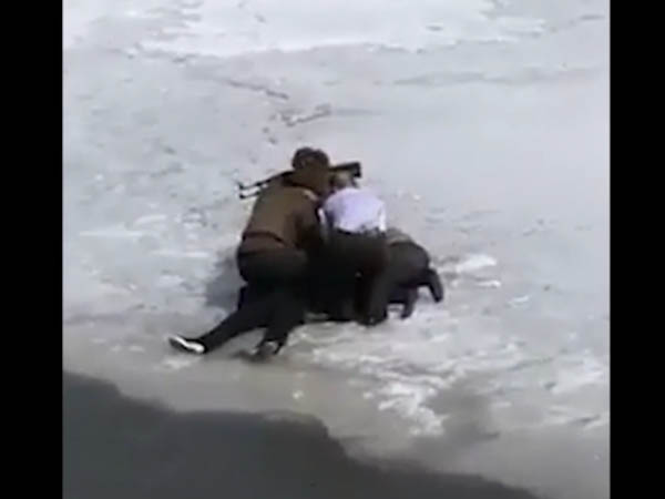 ▲ '자유아시아방송'이 공개한 영상 가운데 숨진 여성을 둘러싼 북한군들의 모습. 등 위로 총이 보인다. ⓒ美RFA 관련보도 공개영상 화면캡쳐.