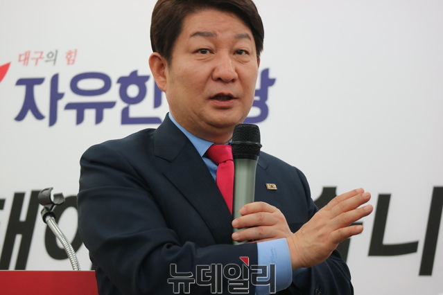 ▲ 권영진 예비후보가 28일 자유한국당 대구시당에서 기자회견을 갖고 신교통 체계인 트램 도입을 주장하고 있다. 그는 이날 선거운동과 관련해 “일부에서는 예비후보 등록하지 말고 시장직 유지하며 시장경선을 치르라는 조언이 있었지만, 경쟁은 좋은 것이다, 작은 경쟁이든 큰 것이든 최선 다하는 것이 시민에 대한 도리”라고 말했다.ⓒ뉴데일리