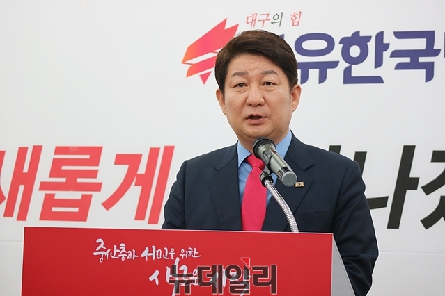 ▲ 권영진 대구시장 예비후보가 28일 기자회견을 갖고 신교통수단으로 ‘트램(TRAM)’도입을 주장했다.ⓒ뉴데일리