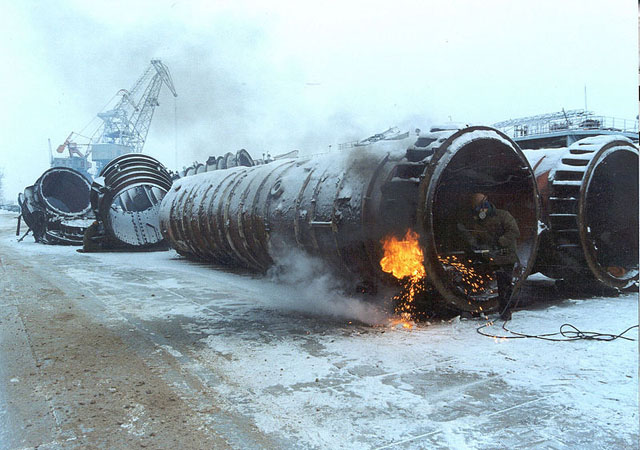 ▲ 1990년대 러시아에서 '협력적 위협감소' 프로그램에 따라 舊소련의 대륙간 탄도미사일(ICBM)을 해체하는 모습. ⓒ위키피디아 공개사진.