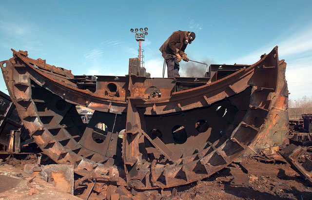 ▲ 1996년 舊소련의 오스카 급 핵추진 잠수함을 해체하는 모습. 협력적 위협감소 프로그램의 대상에는 대량살상무기와 함께 운반수단도 포함됐다. ⓒ위키피디아 공개사진.