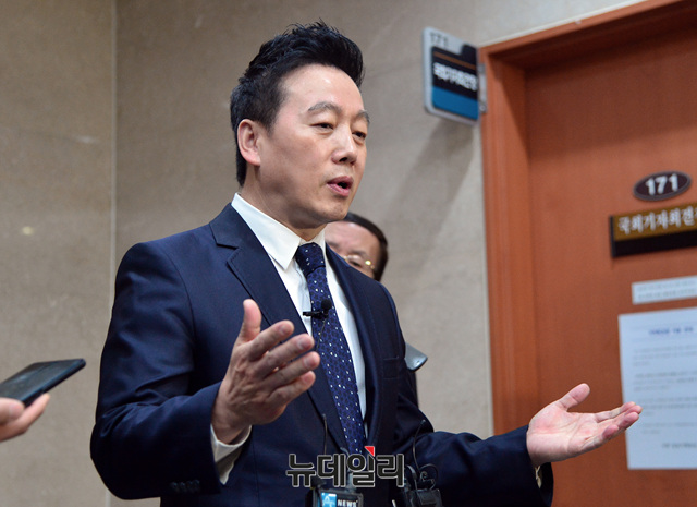 ▲ 정봉주 전 의원이 27일 국회 정론관에서 기자회견을 열어 