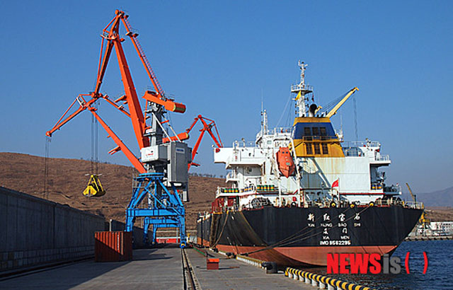 ▲ 2014년 11월 北나진항을 경유해 한국 포항에 온 러시아산 석탄. 러시아는 북한에 대한 미련을 버리지 못하는 듯 하다. ⓒ뉴시스. 무단전재 및 재배포 금지.