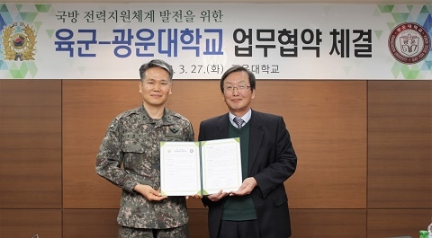 ▲ 27일 서울 노원구 광운대학교에서 진행된 업무협약 체결식에서 주행식 육군 전력지원체계사업단 단장(왼쪽), 최영근 광운대 대학원장이 기념사진을 촬영하고 있다. ⓒ광운대