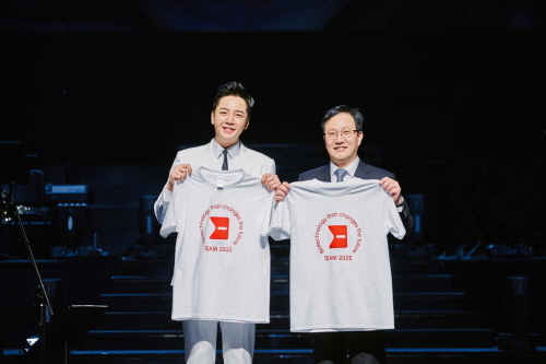 ▲ (왼쪽부터) 배우 장근석과 정현호 메디톡스 대표. ⓒ메디톡스