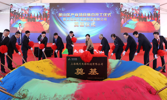 ▲ 현대엘리베이터 중국 상하이 신공장 착공식에서 현정은 현대그룹 회장, 박선원 상해 총영사, 장병우 현대엘리베이터 사장,  김호진 현대그룹 전략기획본부장, 김종우 현대엘리베이터 노조위원장, 손승수 상해현대엘리베이터 사장(사진 왼쪽 7번째부터 우측으로) 등이 첫 삽을 뜨고 있다. ⓒ현대엘리베이터