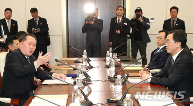 ▲ 29일 판문점 북측 통일각에서 남북정상회담을 위한 남북 고위급 회담이 열린다. 사진은 지난 1월 9일 남북 고위급 회담 당시 리선권 조평통 위원장과 조명균 통일부 장관. ⓒ뉴시스. 무단전재 및 재배포 금지.