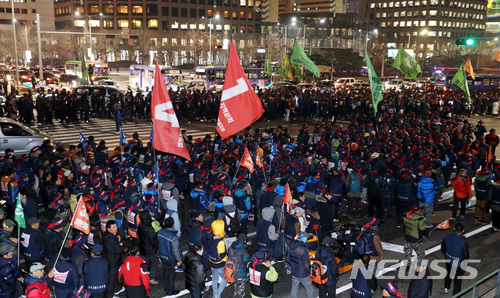 ▲ 지난해 11월 28일 민노총 산하 건설노조 조합원들이 마포대교에서 농성하고 있다. 이날 시위로 마포대교 일대는 극심한 교통대란에 휩싸였고, 경찰 15명 등이 부상하는 사태가 벌어졌다. 서울남부지법은 지난 13일 불법시위 주도 혐의로 장옥기 건설노조위원장에 대한 구속영장을 발부했다. ⓒ뉴시스