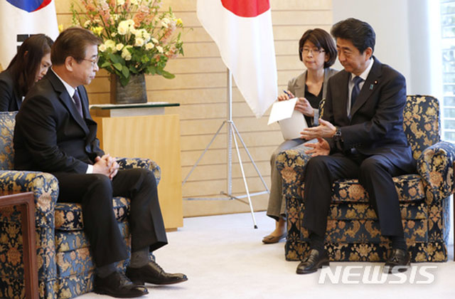 ▲ 서훈 국정원장으로부터 김정은과의 대화 내용을 전달받는 아베 신조 日총리. 아베 日총리는 최근 국내 정치적 난국을 대북외교를 통해 돌파하려 한다는 지적을 받고 있다. ⓒ뉴시스. 무단전재 및 재배포 금지.