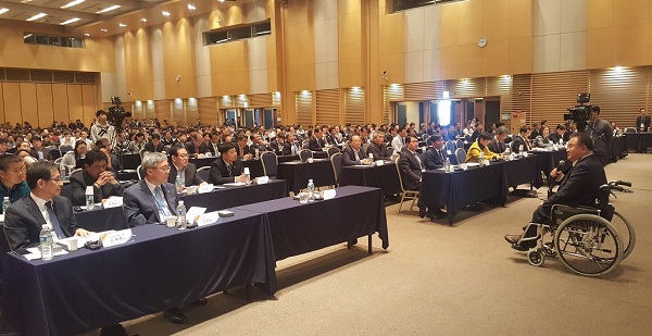 ▲ 더불어민주당 이상민 의원(대전 유성을)이 29일 대전 DDC에서 개최된 2018 원자력안전규제 정보회의에서 원자력 안전에 대해서는 걱정이 없도록 전국가적 투자가 이뤄지도록 앞장서겠다고 적극적 지원 의사를 밝히고 있다.ⓒ이상민 의원실