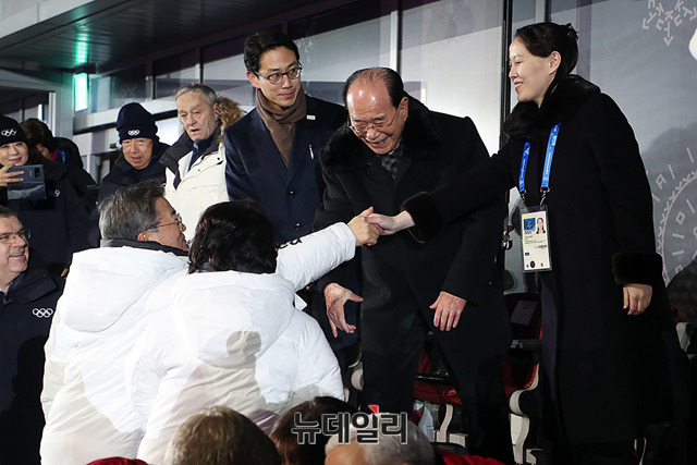 ▲ 문재인 대통령과 북한 김여정이 악수를 나누고 있다. ⓒ청와대 제공