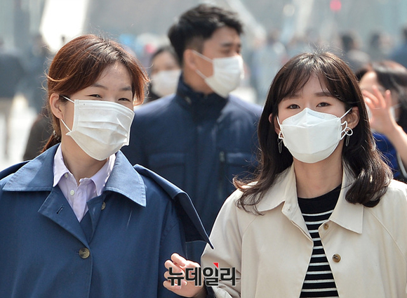 ▲ 미세먼지 오염도가 '나쁨(93㎍/㎥)'인 26일 오후 서울 마포구에 시민들이 마스크를 쓴 채 이동하고 있다. ⓒ공준표 기자